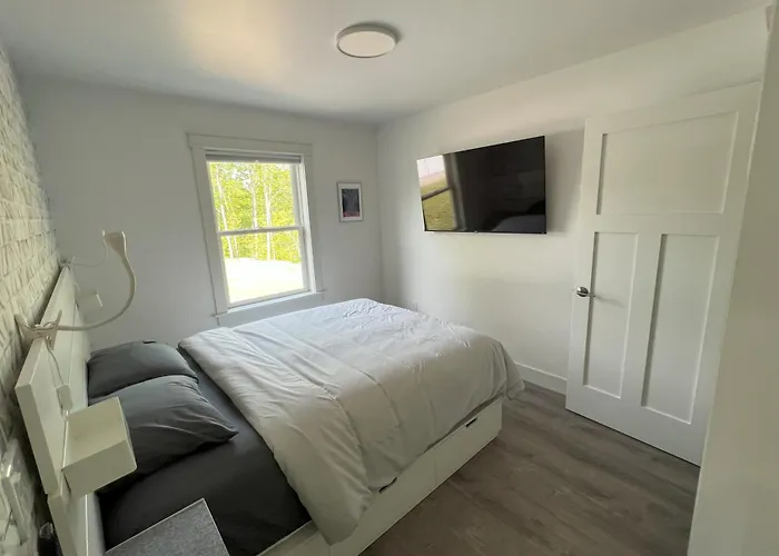 Gardner Lake 2 Queen/1King/2 Bath/Laundry- Private