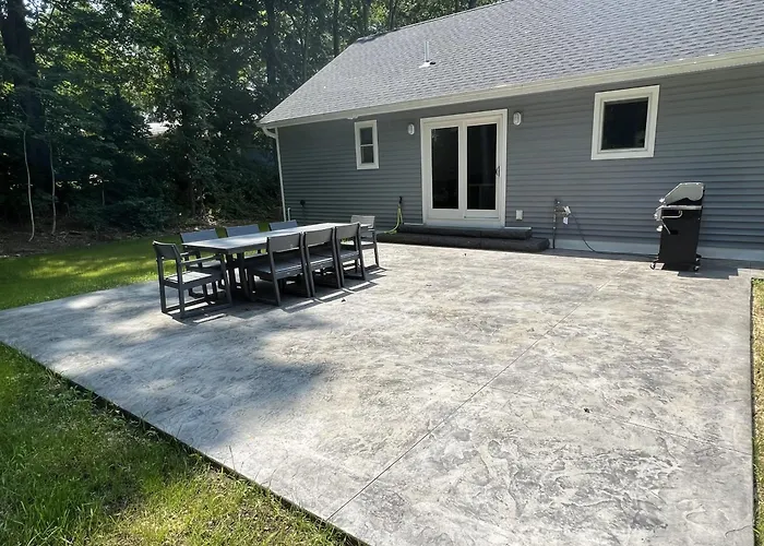 Gardner Lake 2 Queen/1King/2 Bath/Laundry- Private