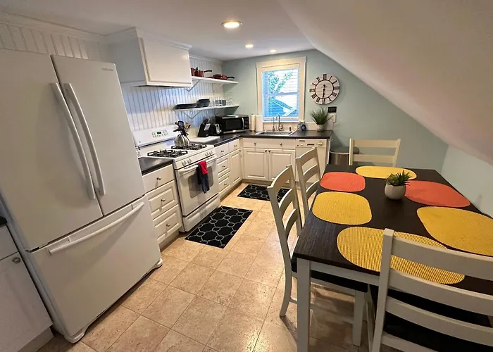 86 Dr Marcus House - Popular Broadway Area
