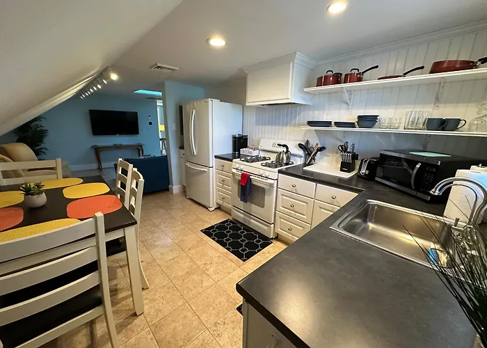 86 Dr Marcus House - Popular Broadway Area