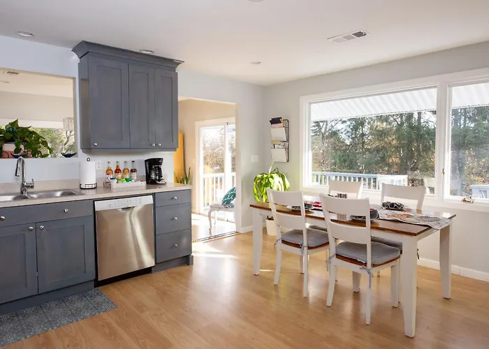 Exceptional Contemporary Retreat With 4 King Beds In Mystic Ct